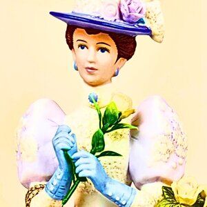 2001 Mrs. Albee Figurine / Statue – 10 Inch – Avon President’s Club Award